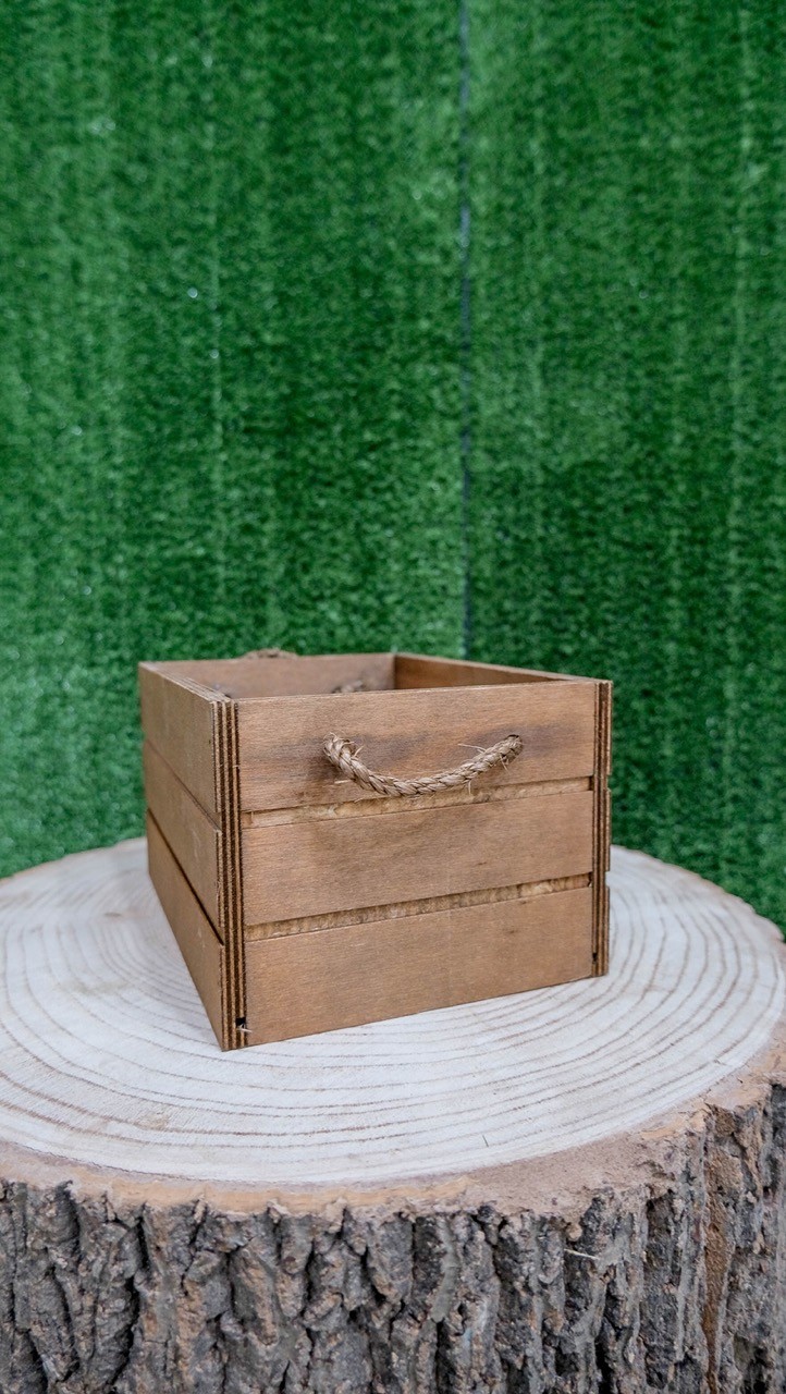 Caja pequeña de madera color café - Floristería Cristian