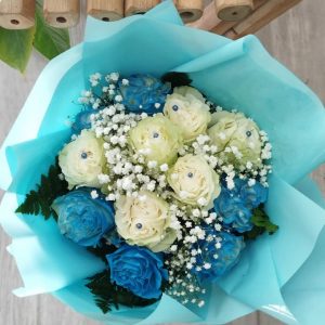 Ramo de rosas azules y blancas precioso