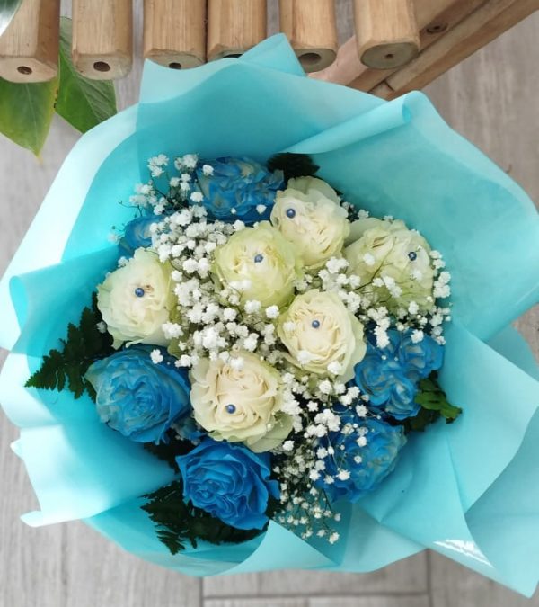 Ramo de rosas azules y blancas precioso