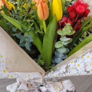 Ramos primaverales de tulipanes amarillos y naranjas