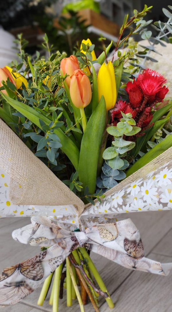 Ramos primaverales de tulipanes amarillos y naranjas