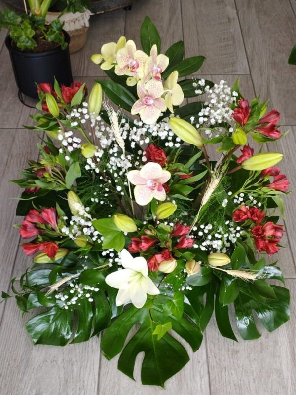 Terrinas florales para funerales rojas y blancas